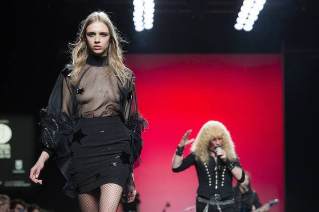 Model bei der Juana Martin Fashion Show mit Livemusik der Band Medina Azahara auf der Mercedes-Benz Fashion Week Madrid Autumn Winter 2017. Madrid, 19.02.2017 Juana Martin Model  Foto:xDyDxFotografosx xFuturexImage