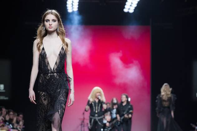 Model bei der Juana Martin Fashion Show mit Livemusik der Band Medina Azahara auf der Mercedes-Benz Fashion Week Madrid Autumn Winter 2017. Madrid, 19.02.2017 Juana Martin Model  Foto:xDyDxFotografosx xFuturexImage