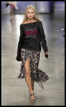 London Fashion Week - Lottie Moss während der Topshop Unique Modenschau . 19 02 2017. London, United Kingdom. Lottie Moss on the catwalk at the Topshop Unique show on day three of London Fashion Week for Autumn Winter 2017.  xStephenxLockx xi-Imagesx IIM-14434-0034