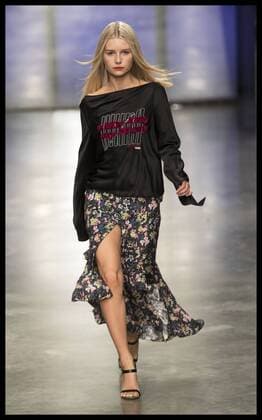 London Fashion Week - Lottie Moss während der Topshop Unique Modenschau . 19 02 2017. London, United Kingdom. Lottie Moss on the catwalk at the Topshop Unique show on day three of London Fashion Week for Autumn Winter 2017.  xStephenxLockx xi-Imagesx IIM-14434-0036