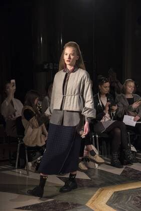 London Fashion Week - Theo Vii Modenschau London Fashion. Theo Vii s Fashion Show AW17 Theo Vii s fashion show at Fashion Scout AW17. Theo Vii is a brand co-founded by the designers Miao Ho and Yui Ding in 2015. Theo Vii works at breaking barriers between gender, creating a harmony between menswear and women s wear.  AlbertoxPezzali
