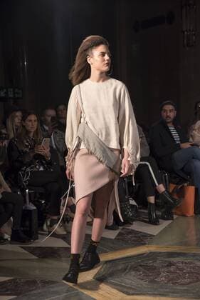 London Fashion Week - Theo Vii Modenschau London Fashion. Theo Vii s Fashion Show AW17 Theo Vii s fashion show at Fashion Scout AW17. Theo Vii is a brand co-founded by the designers Miao Ho and Yui Ding in 2015. Theo Vii works at breaking barriers between gender, creating a harmony between menswear and women s wear.  AlbertoxPezzali