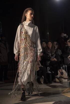 London Fashion Week - Theo Vii Modenschau London Fashion. Theo Vii s Fashion Show AW17 Theo Vii s fashion show at Fashion Scout AW17. Theo Vii is a brand co-founded by the designers Miao Ho and Yui Ding in 2015. Theo Vii works at breaking barriers between gender, creating a harmony between menswear and women s wear.  AlbertoxPezzali