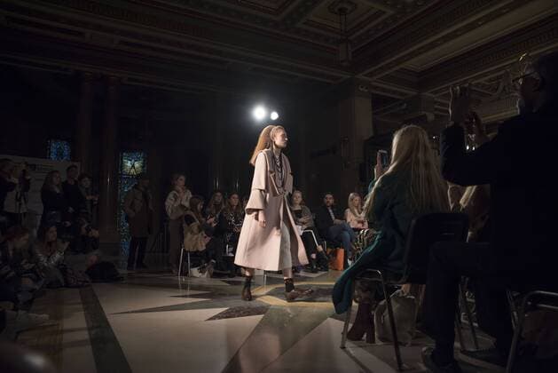 London Fashion Week - Theo Vii Modenschau London Fashion. Theo Vii s Fashion Show AW17 Theo Vii s fashion show at Fashion Scout AW17. Theo Vii is a brand co-founded by the designers Miao Ho and Yui Ding in 2015. Theo Vii works at breaking barriers between gender, creating a harmony between menswear and women s wear.  AlbertoxPezzali
