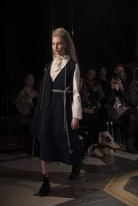 London Fashion Week - Theo Vii Modenschau London Fashion. Theo Vii s Fashion Show AW17 Theo Vii s fashion show at Fashion Scout AW17. Theo Vii is a brand co-founded by the designers Miao Ho and Yui Ding in 2015. Theo Vii works at breaking barriers between gender, creating a harmony between menswear and women s wear.  AlbertoxPezzali