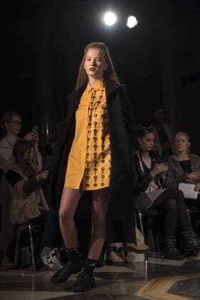 London Fashion Week - Theo Vii Modenschau London Fashion. Theo Vii s Fashion Show AW17 Theo Vii s fashion show at Fashion Scout AW17. Theo Vii is a brand co-founded by the designers Miao Ho and Yui Ding in 2015. Theo Vii works at breaking barriers between gender, creating a harmony between menswear and women s wear.  AlbertoxPezzali