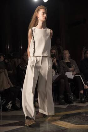 London Fashion Week - Theo Vii Modenschau London Fashion. Theo Vii s Fashion Show AW17 Theo Vii s fashion show at Fashion Scout AW17. Theo Vii is a brand co-founded by the designers Miao Ho and Yui Ding in 2015. Theo Vii works at breaking barriers between gender, creating a harmony between menswear and women s wear.  AlbertoxPezzali