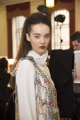 London Fashion Week - Theo Vii Modenschau London Fashion. Theo Vii s Fashion Show AW17 Theo Vii s fashion show at Fashion Scout AW17. Theo Vii is a brand co-founded by the designers Miao Ho and Yui Ding in 2015. Theo Vii works at breaking barriers between gender, creating a harmony between menswear and women s wear.  AlbertoxPezzali