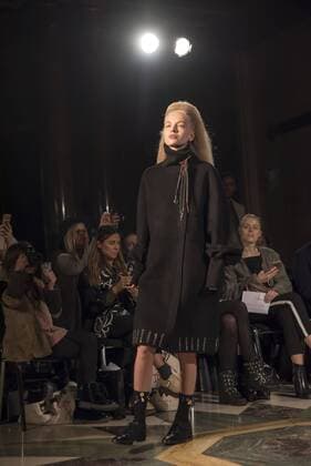 London Fashion Week - Theo Vii Modenschau London Fashion. Theo Vii s Fashion Show AW17 Theo Vii s fashion show at Fashion Scout AW17. Theo Vii is a brand co-founded by the designers Miao Ho and Yui Ding in 2015. Theo Vii works at breaking barriers between gender, creating a harmony between menswear and women s wear.  AlbertoxPezzali