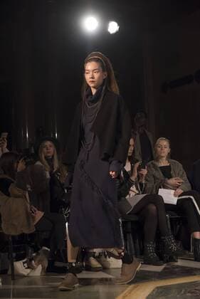 London Fashion Week - Theo Vii Modenschau London Fashion. Theo Vii s Fashion Show AW17 Theo Vii s fashion show at Fashion Scout AW17. Theo Vii is a brand co-founded by the designers Miao Ho and Yui Ding in 2015. Theo Vii works at breaking barriers between gender, creating a harmony between menswear and women s wear.  AlbertoxPezzali