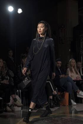 London Fashion Week - Theo Vii Modenschau London Fashion. Theo Vii s Fashion Show AW17 Theo Vii s fashion show at Fashion Scout AW17. Theo Vii is a brand co-founded by the designers Miao Ho and Yui Ding in 2015. Theo Vii works at breaking barriers between gender, creating a harmony between menswear and women s wear.  AlbertoxPezzali