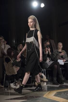 London Fashion Week - Theo Vii Modenschau London Fashion. Theo Vii s Fashion Show AW17 Theo Vii s fashion show at Fashion Scout AW17. Theo Vii is a brand co-founded by the designers Miao Ho and Yui Ding in 2015. Theo Vii works at breaking barriers between gender, creating a harmony between menswear and women s wear.  AlbertoxPezzali