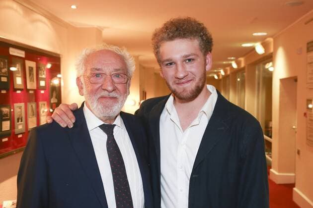 Dieter Hallervorden und Sohn Johannes Hallervorden bei der Premiere des Jungendtheater Am Bildschirm Licht , Produktion Junges Schlosspark Theater (YAS) am 19.02.17 in Berlin. Johannes Hallervorden feiert Premiere im Schlosspark Theater