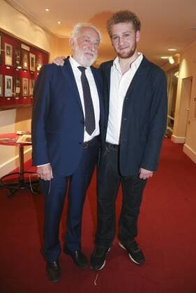 Dieter Hallervorden und Sohn Johannes Hallervorden bei der Premiere des Jungendtheater Am Bildschirm Licht , Produktion Junges Schlosspark Theater (YAS) am 19.02.17 in Berlin. Johannes Hallervorden feiert Premiere im Schlosspark Theater