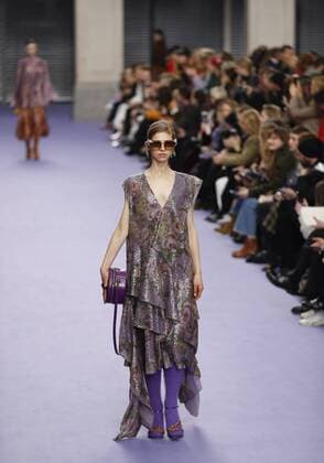 A model showcases a design at the Mulberry show during the London Fashion Week February 2017 collections in London, Britain, on Feb. 19, 2017. ) (sxk) BRITAIN-LONDON-LONDON FASHION WEEK-MULBERRY HanxYan 