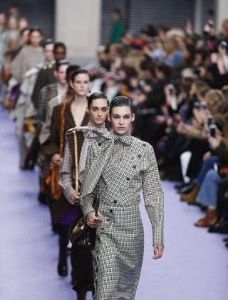 Models showcase designs at the Mulberry show during the London Fashion Week February 2017 collections in London, Britain, on Feb. 19, 2017. ) (sxk) BRITAIN-LONDON-LONDON FASHION WEEK-MULBERRY HanxYan 