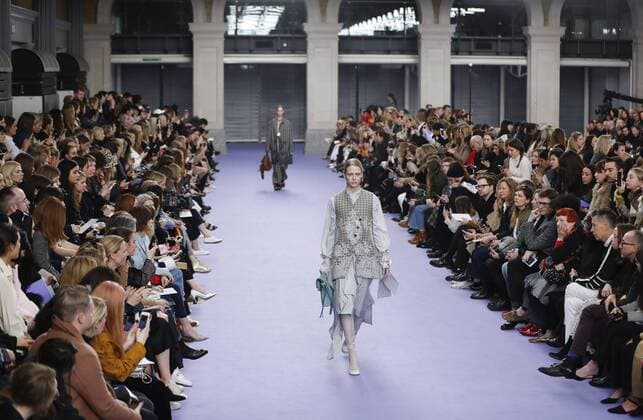 A model showcases a design at the Mulberry show during the London Fashion Week February 2017 collections in London, Britain, on Feb. 19, 2017. ) (sxk) BRITAIN-LONDON-LONDON FASHION WEEK-MULBERRY HanxYan 