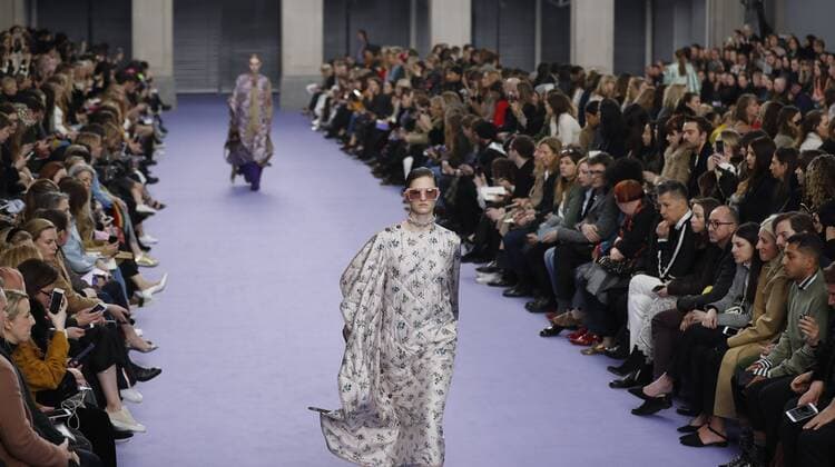 A model showcases a design at the Mulberry show during the London Fashion Week February 2017 collections in London, Britain, on Feb. 19, 2017. ) (sxk) BRITAIN-LONDON-LONDON FASHION WEEK-MULBERRY HanxYan 