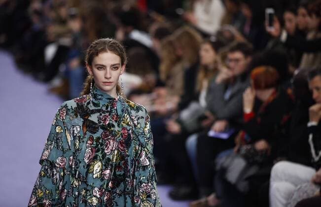 A model showcases a design at the Mulberry show during the London Fashion Week February 2017 collections in London, Britain, on Feb. 19, 2017. ) (sxk) BRITAIN-LONDON-LONDON FASHION WEEK-MULBERRY HanxYan 