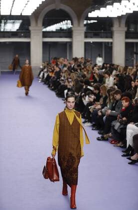 A model showcases a design at the Mulberry show during the London Fashion Week February 2017 collections in London, Britain, on Feb. 19, 2017. ) (sxk) BRITAIN-LONDON-LONDON FASHION WEEK-MULBERRY HanxYan 