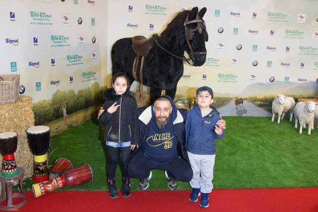 Kida Khodr Ramadan mit Kindern - Premiere BIBI & TINA ? TOHUWABOHU TOTAL im Kino in der Kulturbrauerei in Berlin am 19.02.2017. Premiere BIBI & TINA TOHUWABOHU TOTAL