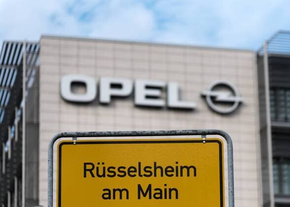 Feature Opel 19.02.2017, Rüsselsheim: Feature, Logo, Brand, Opel. Straßenschild Rüsselsheim am Main vor dem Opel Logo Rüsselsheim Hessen Germany