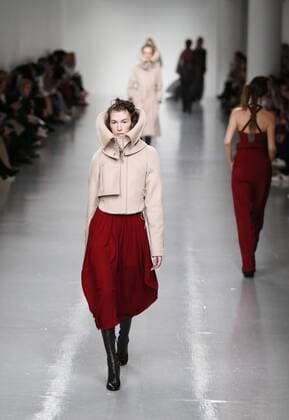 Models present creations by Antonio Berardi during the Autumn Winter 2017 London Fashion Week in London, Britain, on Feb. 20, 2017. ) (djj) BRITAIN-LONDON-LONDON FASHION WEEK-ANTONIO BERARDI HanxYan 