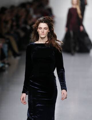 A model presents a creation by Antonio Berardi during the Autumn Winter 2017 London Fashion Week in London, Britain, on Feb. 20, 2017. ) (djj) BRITAIN-LONDON-LONDON FASHION WEEK-ANTONIO BERARDI HanxYan 