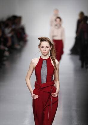 Models present creations by Antonio Berardi during the Autumn Winter 2017 London Fashion Week in London, Britain, on Feb. 20, 2017. ) (djj) BRITAIN-LONDON-LONDON FASHION WEEK-ANTONIO BERARDI HanxYan 