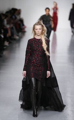 Models present creations by Antonio Berardi during the Autumn Winter 2017 London Fashion Week in London, Britain, on Feb. 20, 2017. ) (djj) BRITAIN-LONDON-LONDON FASHION WEEK-ANTONIO BERARDI HanxYan 
