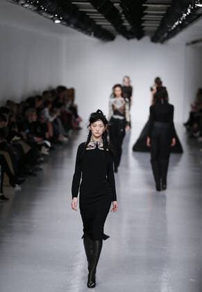 Models present creations by Antonio Berardi during the Autumn Winter 2017 London Fashion Week in London, Britain, on Feb. 20, 2017. ) (djj) BRITAIN-LONDON-LONDON FASHION WEEK-ANTONIO BERARDI HanxYan 