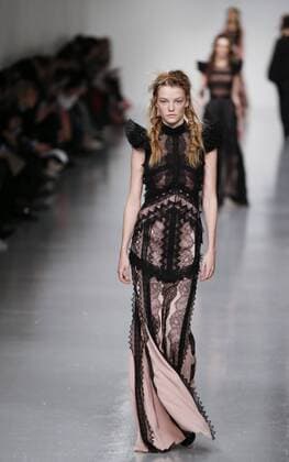 Models present creations by Antonio Berardi during the Autumn Winter 2017 London Fashion Week in London, Britain, on Feb. 20, 2017. ) (djj) BRITAIN-LONDON-LONDON FASHION WEEK-ANTONIO BERARDI HanxYan 
