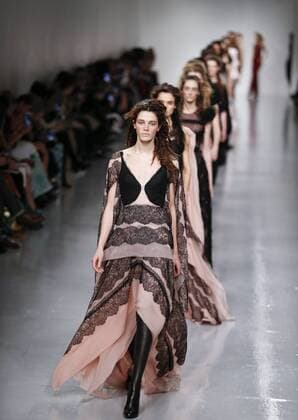 Models present creations by Antonio Berardi during the Autumn Winter 2017 London Fashion Week in London, Britain, on Feb. 20, 2017. ) (djj) BRITAIN-LONDON-LONDON FASHION WEEK-ANTONIO BERARDI HanxYan 