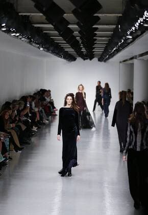 Models present creations by Antonio Berardi during the Autumn Winter 2017 London Fashion Week in London, Britain, on Feb. 20, 2017. ) (djj) BRITAIN-LONDON-LONDON FASHION WEEK-ANTONIO BERARDI HanxYan 