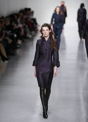 Models present creations by Antonio Berardi during the Autumn Winter 2017 London Fashion Week in London, Britain, on Feb. 20, 2017. ) (djj) BRITAIN-LONDON-LONDON FASHION WEEK-ANTONIO BERARDI HanxYan 