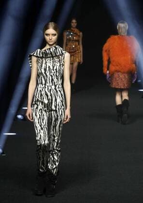 A model displays a 2017 2018 fall-winter collection s creation by Alvarno brand during a fashion show held as part of Mercedes Benz Fashion Week in Madrid, Spain, 20 February 2017. The Mercedes-Bemz Fashion Week Madrid runs from 16 to 21 February. Mercedes Benz Fashion Week Madrid !ACHTUNG: NUR REDAKTIONELLE NUTZUNG!  Copyright: xZipix 20170220-636231969942616297