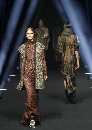 A model displays a 2017 2018 fall-winter collection s creation by Alvarno brand during a fashion show held as part of Mercedes Benz Fashion Week in Madrid, Spain, 20 February 2017. The Mercedes-Bemz Fashion Week Madrid runs from 16 to 21 February. Mercedes Benz Fashion Week Madrid !ACHTUNG: NUR REDAKTIONELLE NUTZUNG!  Copyright: xZipix 20170220-636231970714727070