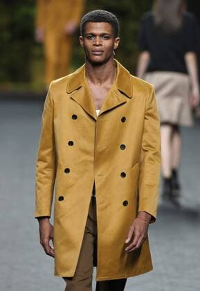 Bilder des Tages A model takes to the catwalk with the desings for the 2017 2018 fall-winter collection s creation by JuanJo Oliva during a fashion show held as part of Mercedes Benz Fashion Week in Madrid, Spain, 20 February 2017. The Mercedes-Benz Fashion Week Madrid runs from 16 to 21 February. Mercedes Benz Fashion Week Madrid !ACHTUNG: NUR REDAKTIONELLE NUTZUNG!  Copyright: xJJxGUILLENx 20170220-636232132327956361