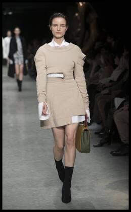 . 20 02 2017. London, United Kingdom. Burberry show on day four of London Fashion Week for Autumn Winter 2017.  xStephenxLockx xi-Imagesx IIM-14448-0039