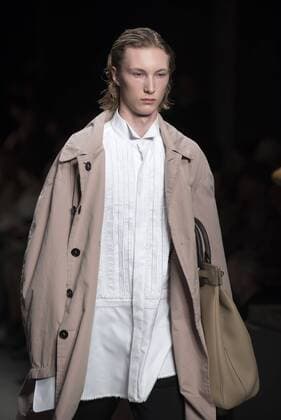 London Fashion Week: Burberry Fashion Show AW17 Burberry s fashion show for London Fashion Week AW17. The shoe took place at Burberry Makers House as part of the project in collaboration with the Henry Moore foundation.  AlbertoxPezzali