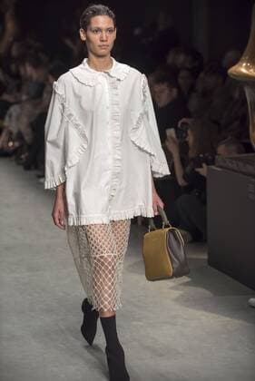 London Fashion Week: Burberry Fashion Show AW17 Burberry s fashion show for London Fashion Week AW17. The shoe took place at Burberry Makers House as part of the project in collaboration with the Henry Moore foundation.  AlbertoxPezzali