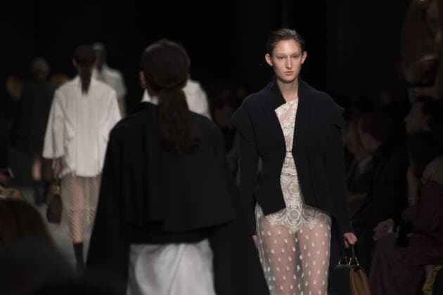 London Fashion Week: Burberry Fashion Show AW17 Burberry s fashion show for London Fashion Week AW17. The shoe took place at Burberry Makers House as part of the project in collaboration with the Henry Moore foundation.  AlbertoxPezzali