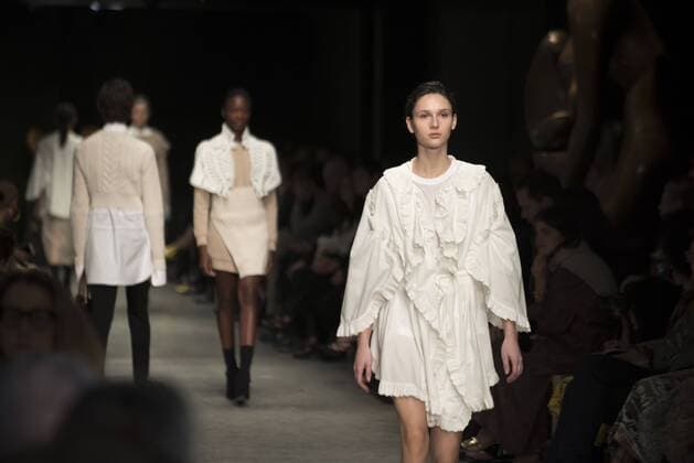 London Fashion Week: Burberry Fashion Show AW17 Burberry s fashion show for London Fashion Week AW17. The shoe took place at Burberry Makers House as part of the project in collaboration with the Henry Moore foundation.  AlbertoxPezzali