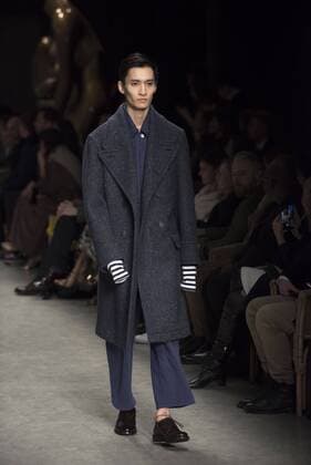 London Fashion Week: Burberry Fashion Show AW17 Burberry s fashion show for London Fashion Week AW17. The shoe took place at Burberry Makers House as part of the project in collaboration with the Henry Moore foundation.  AlbertoxPezzali