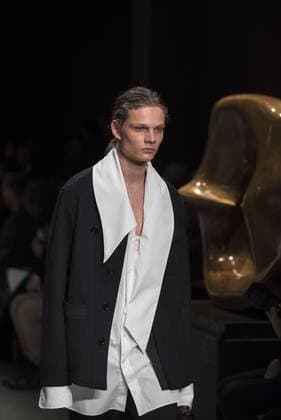 London Fashion Week: Burberry Fashion Show AW17 Burberry s fashion show for London Fashion Week AW17. The shoe took place at Burberry Makers House as part of the project in collaboration with the Henry Moore foundation.  AlbertoxPezzali