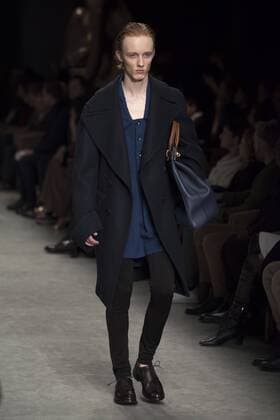 London Fashion Week: Burberry Fashion Show AW17 Burberry s fashion show for London Fashion Week AW17. The shoe took place at Burberry Makers House as part of the project in collaboration with the Henry Moore foundation.  AlbertoxPezzali