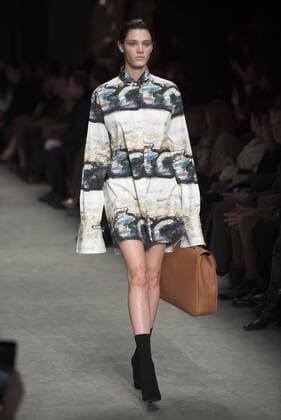 London Fashion Week: Burberry Fashion Show AW17 Burberry s fashion show for London Fashion Week AW17. The shoe took place at Burberry Makers House as part of the project in collaboration with the Henry Moore foundation.  AlbertoxPezzali