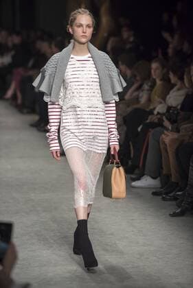London Fashion Week: Burberry Fashion Show AW17 Burberry s fashion show for London Fashion Week AW17. The shoe took place at Burberry Makers House as part of the project in collaboration with the Henry Moore foundation.  AlbertoxPezzali