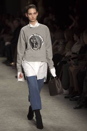 London Fashion Week: Burberry Fashion Show AW17 Burberry s fashion show for London Fashion Week AW17. The shoe took place at Burberry Makers House as part of the project in collaboration with the Henry Moore foundation.  AlbertoxPezzali