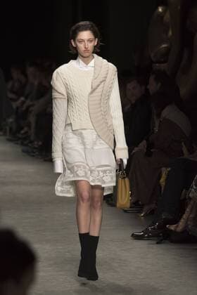 London Fashion Week: Burberry Fashion Show AW17 Burberry s fashion show for London Fashion Week AW17. The shoe took place at Burberry Makers House as part of the project in collaboration with the Henry Moore foundation.  AlbertoxPezzali